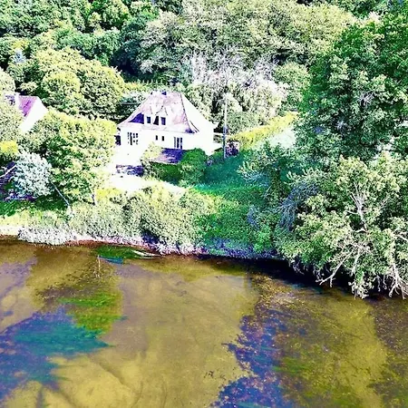 וילה Riverside Retreat