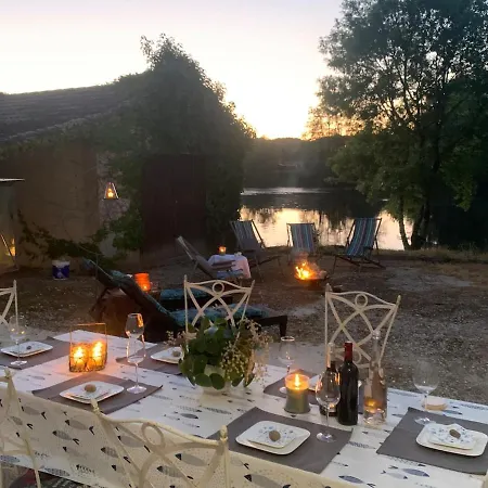 Riverside Retreat וילה
