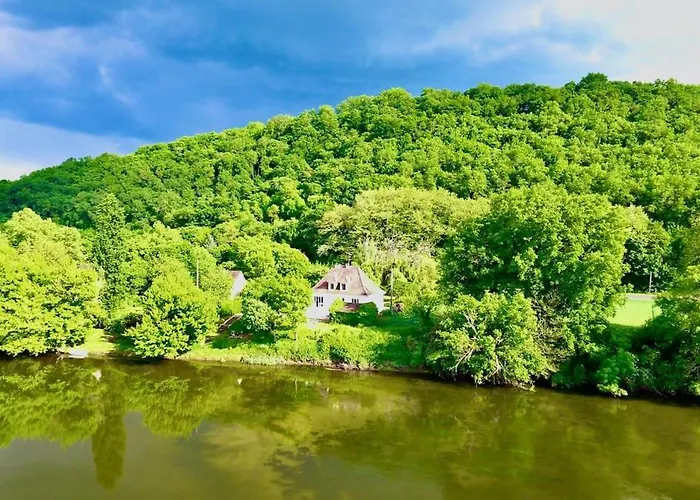 Villa Riverside Retreat *